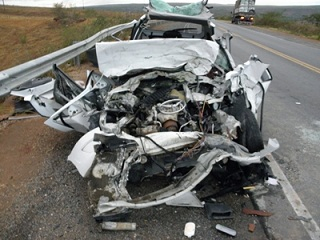 Motorista de Celta morre ao colidir com caminhão da BR 110