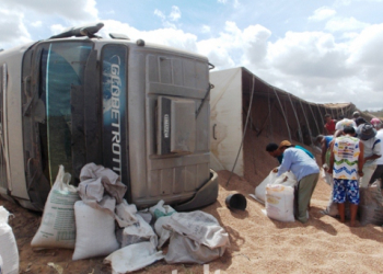 Bi-trem tomba carregado com 49 toneladas de feijão próximo a Tucano