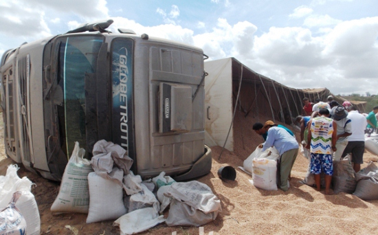 Bi-trem tomba carregado com 49 toneladas de feijão próximo a Tucano