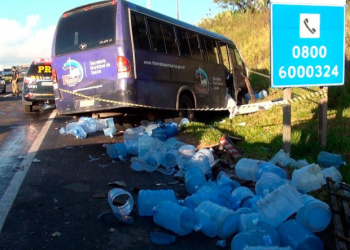 Micro-ônibus da Prefeitura de Ribeira do Pombal bate em caminhão, mata uma pessoa e deixa 21 feridas
