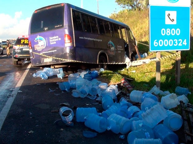 Micro-ônibus da Prefeitura de Ribeira do Pombal bate em caminhão, mata uma pessoa e deixa 21 feridas