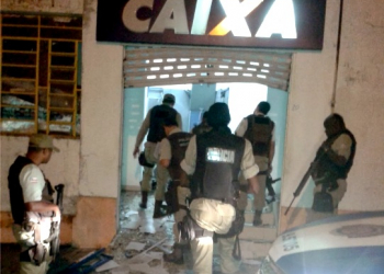 Bandidos explodem caixa eletrônico e incendeiam veículo em Anguera