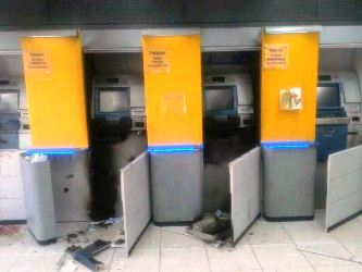 Bandidos detonam caixas eletrônicos e só encontram talões de cheque