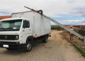 Caminhão atinge fiação e poste cai sobre baú