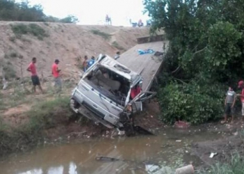 Caminhão carregado de tomate e batata, tomba na BA-130, estrada que liga Mairi a Baixa Grande