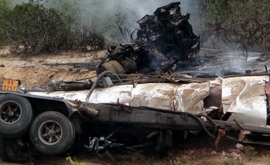 Carreta carregada de combustivel tomba na BR 116/Norte pega fogo e mata condutor