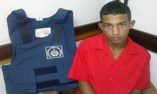 Ação conjunta das policiais civil e militar prende homem com arma, drogas e outros objetos suspeitos