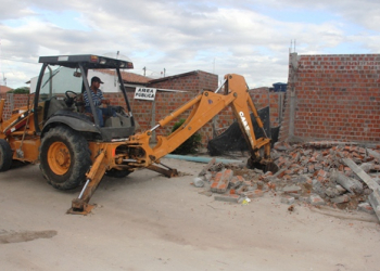 Imóvel construido em local irregular é demolido pela Prefeitura de Coité