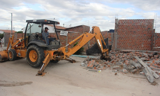 Imóvel construido em local irregular é demolido pela Prefeitura de Coité