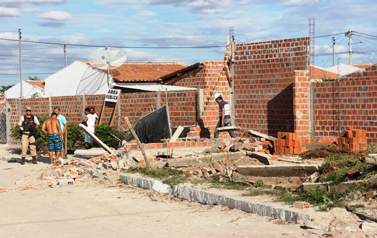 demolição de casa nas populares.1