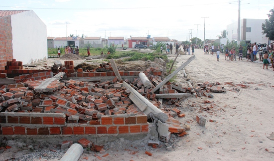 demolição de casa nas populares.2
