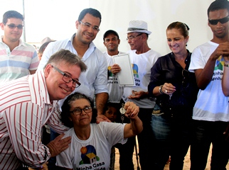 Com a presença de representantes da CAIXA, prefeito Silva Neto faz entrega de 300 casas populares