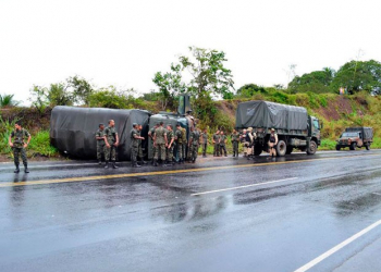 Caminhão do Exército tomba e deixa um soldado ferido