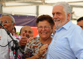 Deputada Fátima Nunes comemora assinatura de Ordem de Serviço para asfaltar Uauá/Juazeiro