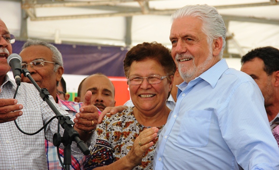 Deputada Fátima Nunes comemora assinatura de Ordem de Serviço para asfaltar Uauá/Juazeiro