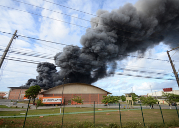 Galpão da Insinuante é destruído pelo fogo em Lauro de Freitas
