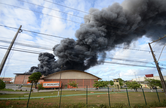 Galpão da Insinuante é destruído pelo fogo em Lauro de Freitas