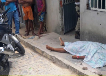 Homem é morto a tiros e mulher fica gravemente ferida quando chegavam de moto na residência