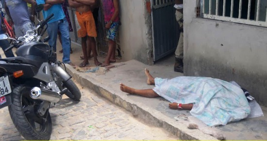 Homem é morto a tiros e mulher fica gravemente ferida quando chegavam de moto na residência