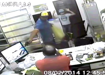 Itiúba: câmeras de supermercado flagram ação de assaltante