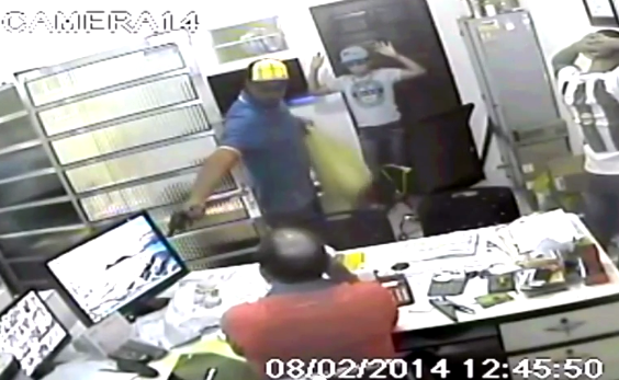 Itiúba: câmeras de supermercado flagram ação de assaltante