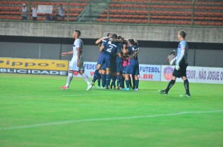 Márcio Greick goleiro que mais conquistou título do intermunicipal só observa a comemoração dos tricolores após a marcação do único gol. 