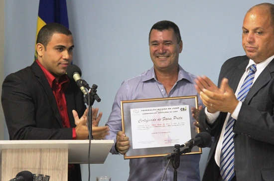 Presidente da FEBAJU visita Câmara Municipal, confere a Faixa Preta do 5º Dan a Vladson Matos e propõe realização de Circuito Estadual em Coité