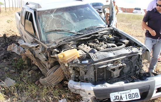 Comerciante de Retirolândia e esposa de policial de Riachão do Jacuípe se envolvem em acidente na BA 120