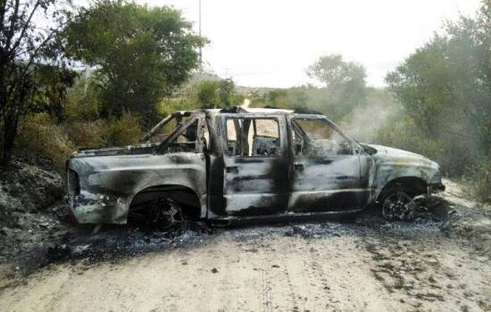 Quijingue – Bandidos detonam bancos, dispara para todo lado e incendeiam veiculo usado no crime