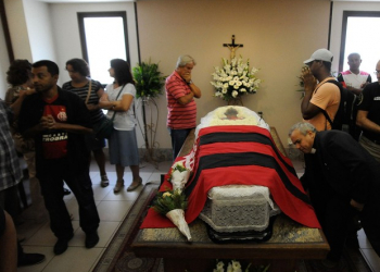Com a bandeira do time do coração corpo do cinegrafista da Band é cremado no RJ