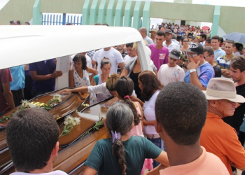Sepultados em Coité, corpos de casal vítima de latrocínio