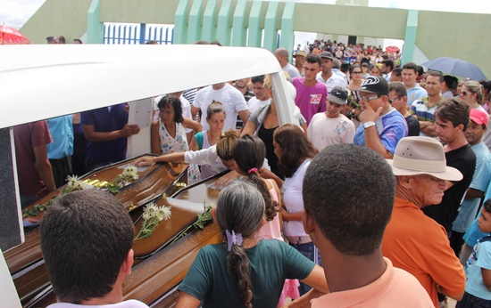 Sepultados em Coité, corpos de casal vítima de latrocínio