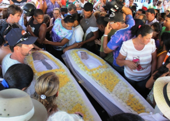 Milhares de pessoas participam de velório do casal morto vítima de latrocínio