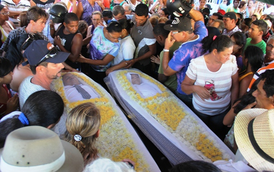 Milhares de pessoas participam de velório do casal morto vítima de latrocínio