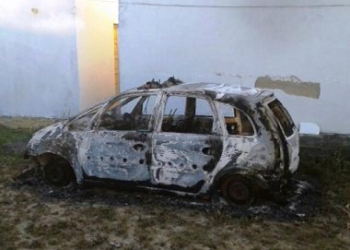 Sem policial há dois anos, duas viaturas da Polícia Civil são incendiadas em Jandaíra