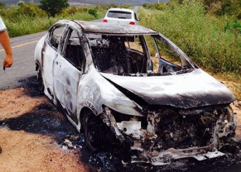 Bandidos roubam armas e coletes dentro de delegacia