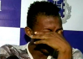 Após ser preso com cocaína, jovem se desespera e chora na delegacia