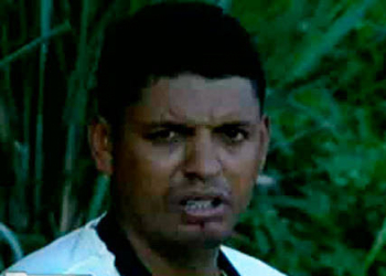 Homem é flagrado abusando de duas meninas dentro do carro