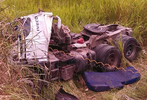 Motorista morre esmagado em grave acidente na BR-101