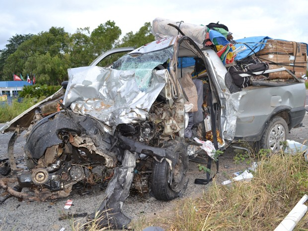 BR-407 – Três pessoas morrem em colisão frontal envolvendo Fiat e Agile