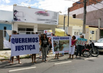 Jovem tem perna amputada após acidente e familiares realizam protesto