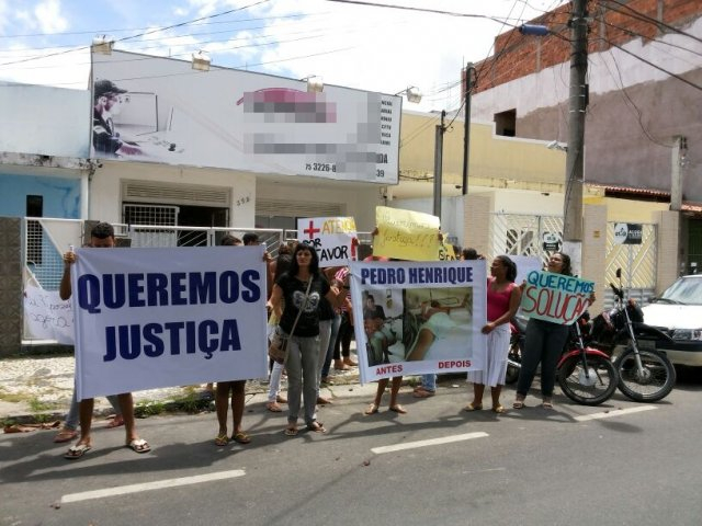 Jovem tem perna amputada após acidente e familiares realizam protesto