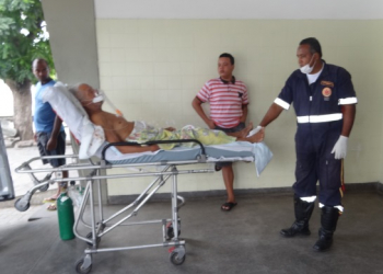 Idoso com AVC espera quase três horas para conseguir atendimento