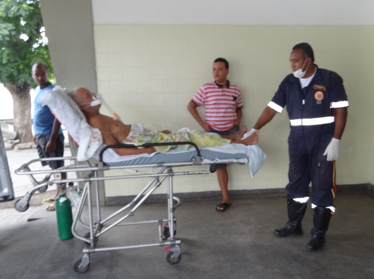 Idoso com AVC espera quase três horas para conseguir atendimento