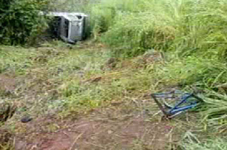 Acidente entre caminhonete e bicicleta deixa pai e filha mortos