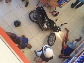Ladrões baleados em assalto caem feridos na Comercial Ramos