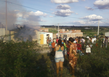 Coité: pessoas revoltadas colocam fogo em bar e casa onde aconteceu o duplo homicídio