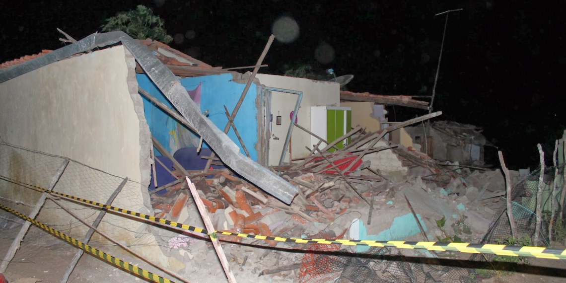 Operador supostamente embriagado derruba casas em Teofilândia com trator do CONSISAL