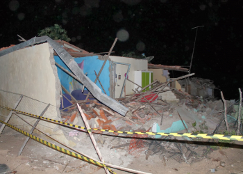 Operador supostamente embriagado derruba casas em Teofilândia com trator do CONSISAL
