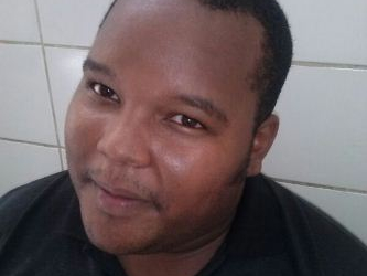 Polícia prende homem com carro roubado e ele sorri pra foto